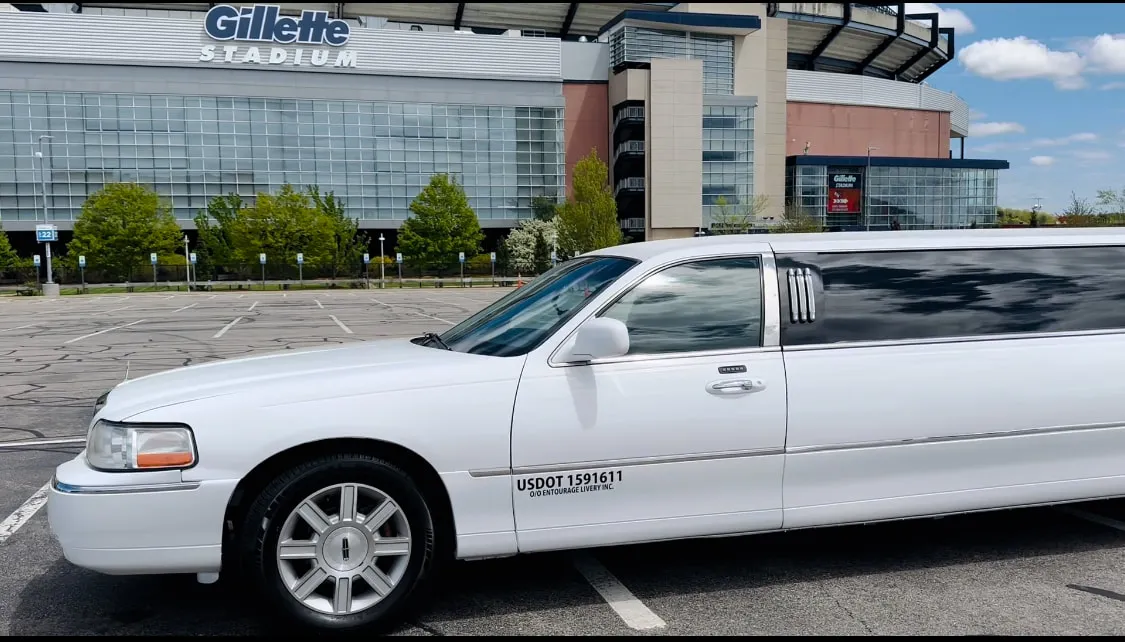 White Lincoln Town CAR Limousine #4, photo 4 for limo rental White Lincoln Town CAR Limousine #4, photo 4 for limo rental